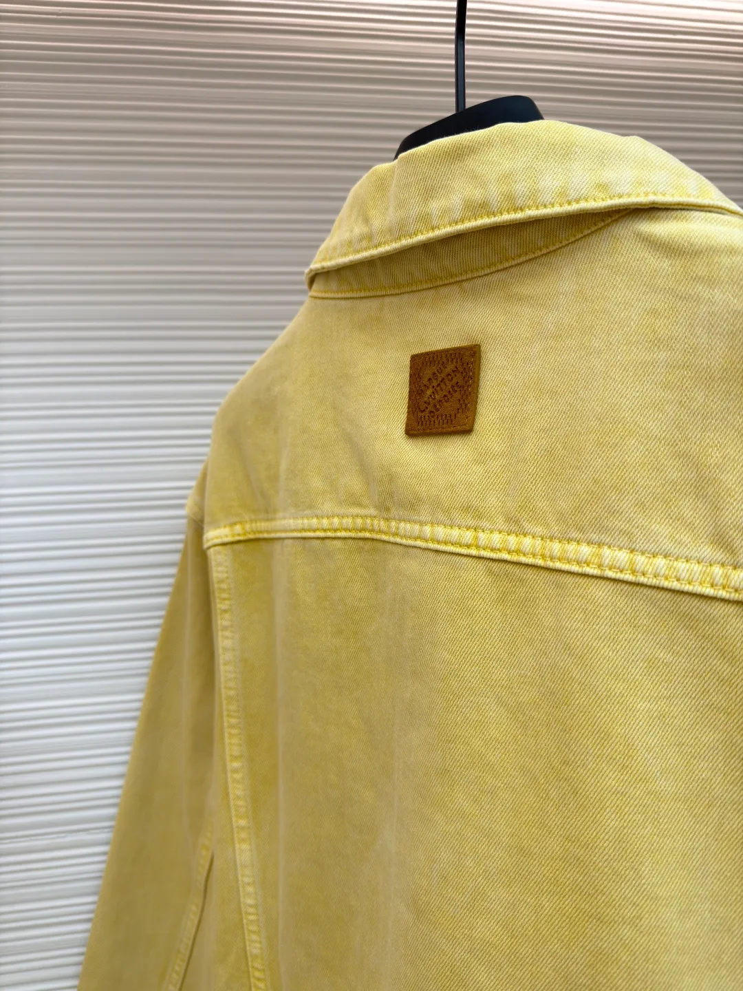 LOUIS VUITTON dyed embossed denim jacket ●Original version: Purchased and developed in 19594 ●Item number: 1681049-B65 ●Material: denim fabric ●Technology: embossed production ●Version: fitted version ●Weight: about 1049 grams ●Size: 46-48-50-52 ●Description: This style is processed through garment dyeing to create a washed retro effect, and then uses a splicing structure and hammer fixing rings to express the workwear style. Monogram embroidery adorns the sides and left patch pocket, and pearlescent buttons and rivets complete the detail. Pair it with the same style to add to your summer wardrobe. The overall wiring is straight and delicate, the fabric is comfortable and soft, and the color is consistent without color difference. It can be matched with the same style to create a fashionable look and control various occasions. Customized accessories, complete with three standards, same style for men and women!